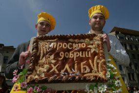Bakers demonstrate baking