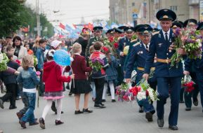 A children give flowers to the Great Patriotic war veterans