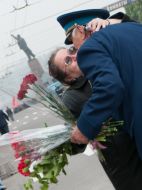 A woman kissed the Great Patriotic war veteran