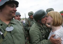 Солдат целует девушку