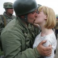 Солдат целует девушку