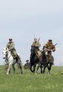 Советские солдаты едут на лошадях