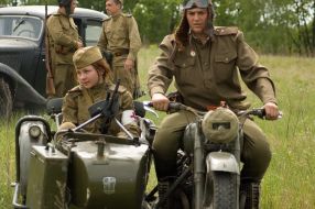 Военная медсестра и советский солдат