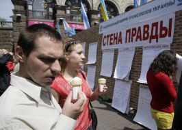 Учасники Всеукраїнської акції ”Стіна правди”