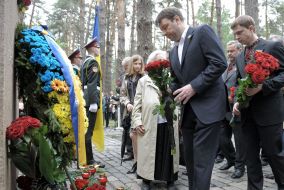 Laying-on of flowers to Memorable Cross