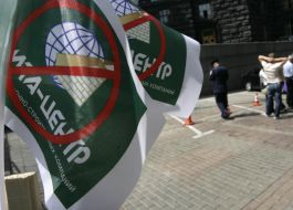 Акція протесту біля будівлі Кабміну