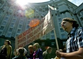 Акція протесту біля будівлі Кабміну