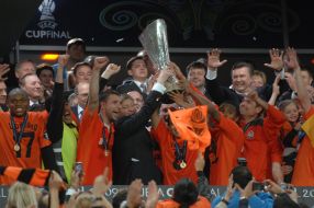 Rinat Akhmetov  and players of FС ”Shakhter”