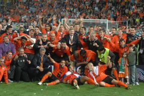 Rinat Akhmetov  and players of FС ”Shakhter”