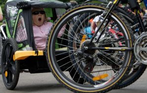 Дівчинка сидить у колясці