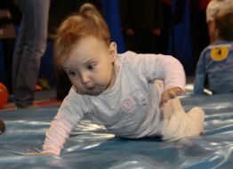 Ребенок ползет