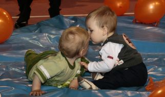 Дети играют