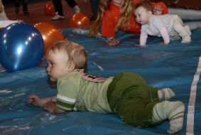 Ребенок ползет