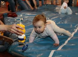 Ребенок ползет