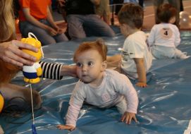 Ребенок ползет