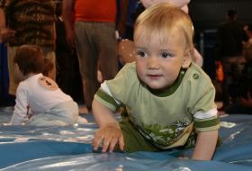 Ребенок ползет