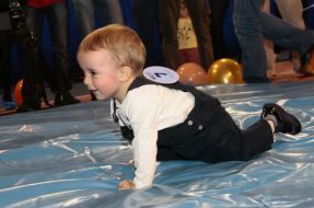 Ребенок ползет