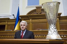 Владимир Литвин выступает с речью