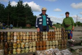 Жінка продає гриби