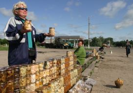 Жінка продає гриби
