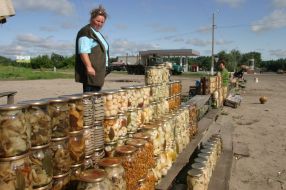 Жінка продає гриби