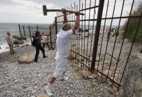Жители Алупки ломают забор