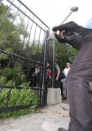 Житель Алупки ломает забор