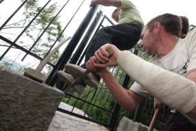 Жители Алупки ломают забор