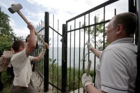 Жители Алупки ломают забор