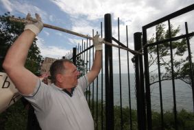 Житель Алупки ломает забор