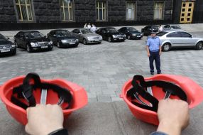 Miners knock by helmets