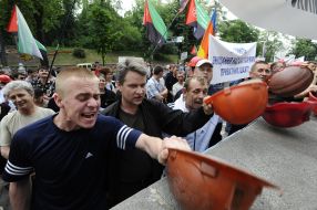 Miners knock by helmets