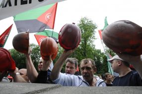 Miners knock by helmets