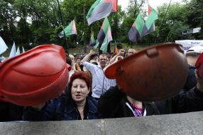Miners knock by helmets