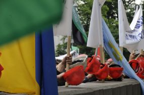 Miners knock by helmets