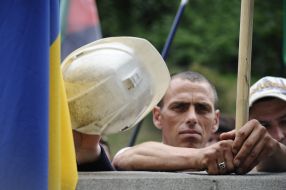 Miner knocks by helmet