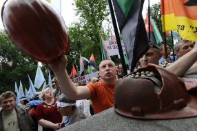 Miners knock by helmets