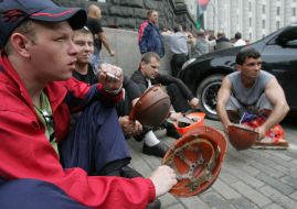 Miners knock by helmets