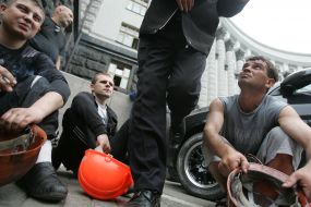 Miners knock by helmets