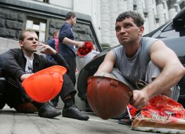 Miners knock by helmets