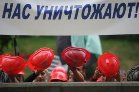 Miners knock by helmets