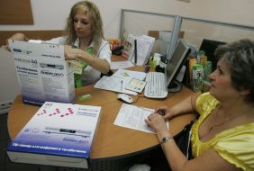 Клієнт компанії «ВОЛЯ» спілкується з консультантом