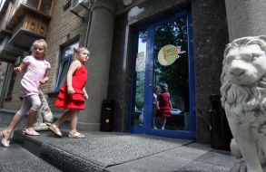 Діти біля центрального входу в компанію «ВОЛЯ»