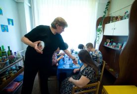 Teacher helps ill kids to draw