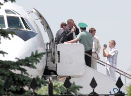 Константин Затулин в аэропорту в Симферополе