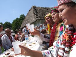 ”Bukova vit” festival participants levitate glasses