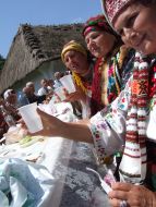 ”Bukova vit” festival participants levitate glasses