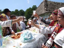 ”Bukova vit” festival participants levitate glasses