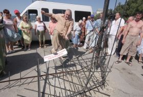 Жители Ялты ломают забор