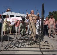 Жители Ялты ломают забор